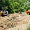 Radnici Vodovoda čiste deo korita Vranjske reke