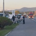 Zaobišao kamion pa se zakucao u auto: Jeziva saobraćajna nesreća kod Čačka, dve osobe povređene (foto/video)