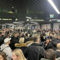 Ključa bes putnika na aerodromu: Oko 800 ljudi nagurano u premali prostor, onesvestila se još jedna žena: Obezbeđenje je…