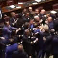 Italijanski poslanik izveden u kolicima aknon tuče u parlamentu
