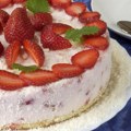 Brzo se pravi, kremasta je i osvežavajuća: Torta od jagoda - idealana poslastica za tople dane!