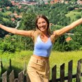 (Foto) on joj je bio najmlađi penzioner: Milijana (27) ljubila Milojka (80), a sad grli vremešnog Mitra: Svi su zaboravili…