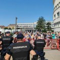 BLOG UŽIVO „Majo dolazimo“: Studenti i zborovi ispred Skupštine Vojvodine, čekaju predsednicu pokrajinske Vlade. Zgradu štiti…