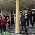 Zaposleni i uprava ušli u zgradu Državnog univerziteta u Novom Pazaru, studenti tvrde da su izbačeni