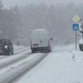 Sneg na Zlatiboru i goliji, ledena kiša pravi problem vozačima: Putari posipaju puteve kako bi deonice bile bezbedne