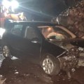 Odron na Ibarskoj magistrali – stena oštetila automobil, saobraćaj otežan