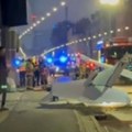 (Video) Avion prinudno sleteo na ulicu kod železničke stanice. U ovoj nesreći povređene su tri osobe.