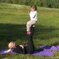 Naša zgodna voditeljka (37) odvela ćerku za Prvi maj na livadu Podigla malu Mitru u vazduh i pokazala kako se slavi bez luksuza…