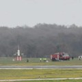 Drama na aerodromu u Frankfurtu: Parkirani avion se srušio na asfalt zbog proklizavanja točka VIDEO