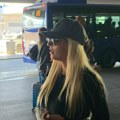 (Video) Pevačica se razvela SAD zakamuflirana sletela na aerodrom: Na glavi kačket i naočare za sunce, poručila: "Ne čeka me…