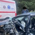 (Foto) Stravični sudar tri vozila, četiri osobe povređene! Na licu mesta hitna pomoć i vatrogasci: Jedan auto potpuno smrskan!…