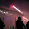 (Foto) Šesti dan protesta u Tirani: Demonstranti bacaju vatromet i molotovljeve koktele, povređeno 10 policajaca