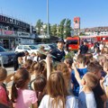 "Zajedno i bezbedno kroz detinjstvo": Druženje mališana sa pripadnicima novosadske policije, žandarmerije, vatrogascima...