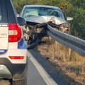 Metalna konstrukcija prošla kroz ceo auto - Teška nesreća kod Lapova: Vozač u velikoj brzini sleteo s puta