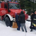 U snegu zavejani i trudnica i deca: Drama na planini Jelovica, vatrogasci spasli pet osoba iz Novog Pazara (foto)