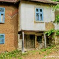 Ne biste verovali kako izgleda selo u Srbiji u kojem više niko ne živi: Kuće i dalje zadivljuju arhitekte