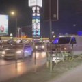 Stubići iščupani iz zemlje, policija na terenu! Vozač kombija se zakucao u zaštitnu ogradu u Nišu!