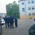 Dojava o bombi u školi u Rakovici: Policija pregleda školu