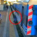 Pukom srećom preživela: Žena pokušala da uđe u voz u pokretu, kamere zabeležile jeziv momenat (video)