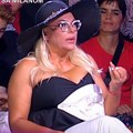 Ogroman crni šešir, top majica i grudi na: Izvol’te Marija Kulić u ovom izdanju stigla u studio kod Dušice - Sve kipi na…