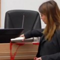 Opozicija počela svoje divljaštvo Gledajte kako Lazovićeva odbornica prosipa farbu po stolu predsedavajućeg! (video)