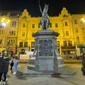 Pretužna atmosfera u centru Zagreba: Na Trgu bana Jelačića gori jedna sveća, sve bine u gradu su prazne...