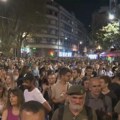 Srednjoškolci ispred "Politike" poručili: Položemo belu ružu jer slobodni mediji umiru