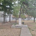 Spomenik godinama bez biste, škola treba da promeni ime