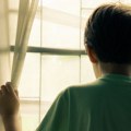 Дечак се нагнуо да поздрави сестру, па пао с 3. спрата: Комшије чуле врисак, лекари му се боре за живот