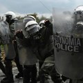 Grčka policija sukobila se sa seljacima koji su pokušali da blokiraju put do aerodroma