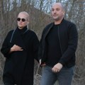 Ilda Šaulić se grli sa Darkom Lazićem dok jecaju u suzama Pevačica sa mužem stigla u Brestač, emocije je potpuno savladale…