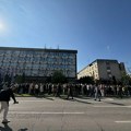 Pristalice SNS protestovale ispred PU Novi Sada zbog intervencije kod Banovine