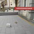 UPOZORAVAMO: Deo fasade pao sa Bukovčeve palate u centru Zrenjanina, gde su komunalci, traka, bilo šta? Opasnost u centru…