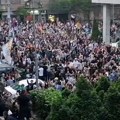 Studenti i građani ispred RTS, traže da se vest o incidentima ispred Pravnog objavi u Dnevniku