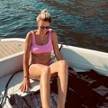 Pevačica u 42. godini pokazala telo za medalju Slikala se na brodu, a njena izjava o kolegama šokirala je mnoge: "To nisu…