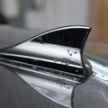 Zašto skoro svaki novi automobil ima ovo neobično peraje na krovu? Krije veliku tajnu, a bez toga nema vožnje