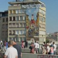 Studenti postavili transparent tokom mitinga SNS: Vlast poslala osobu sa palicom da uhapsi poruku, studentkinju i dvoje…