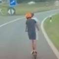 Dečaci vozili trotinet nasred auto-puta kod Inđije: Jeziv snimak šokirao javnost (video)