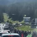 Pogledajte kilometarske kolone i borbu za parking na 2.000 metara visine - prizori na čuvenoj planini od kojih boli glava…