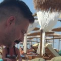 (Video) Cela plaža gleda u Milana Vasića: Glumac uspavljuje sina na plaži, sa naslednikom i ženom letuje u Grčkoj, procureo…