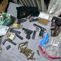 Velika akcija policije: Muškarac u stanu imao arsenal oružja, nađeni mu škorpion, revolver i gomila metaka (foto)