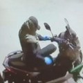 "Maskirani lopov sa rukavicama ukrao mi je motor, imao je saučesnike!" Organizovana pljačka besne mašine u Mirijevu (video)