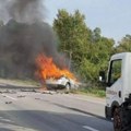 Nesreća kod Požarevca Automobil se zapalio nakon sudara sa kamionom, poginula jedna osoba (video/foto)