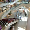 Evakuisan "Ada Mall": Oglasila se sirena, grupe ljudi napuštaju zgradu