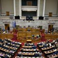 Grčka legalizovala istopolne brakove, ispred parlamenta okupljeni vernici i LGBT aktivisti