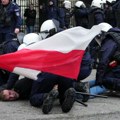 (FOTO) Policija u Varšavi suzavcem rasteruje poljoprivrednike ispred parlamenta
