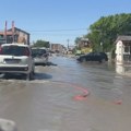 Поплава на лединама: Цела улица као језеро, постављен и насип да вода не уђе у куће (видео)