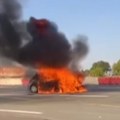 Auto se pretvorio u buktinju Izgoreo na isključenju sa auto-puta na Konjarniku (VIDEO)