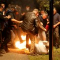 Bacali molotovljeve koktele na policiju! Neviđeni haos na protestu opozicije u Tirani: Odjekuju eksplozije, više ljudi…