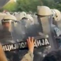 VIDEO: Policija štitovima udarala građane ispred Skupštine Novog Sada, okupljeni - "Mafiju čuvate"